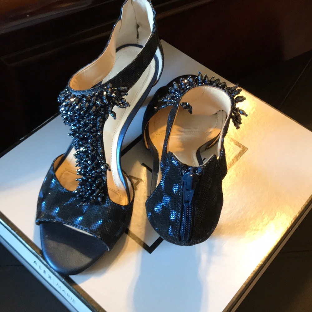 Sassy Navy Heels - Picture 4 of 4